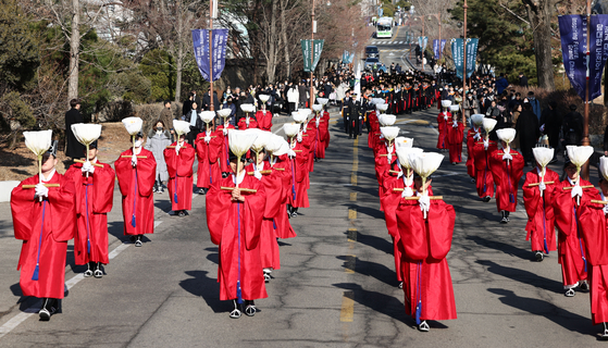 Graduates of Sungkyunkwan University participate in a goyurye, or a graduation ritual, in Jongno District, central Seoul, on Wednesday. The Confucian ritual was held during the Joseon Dynasty (1392-1910) to inform people of celebratory events such as graduation. [YONHAP] 