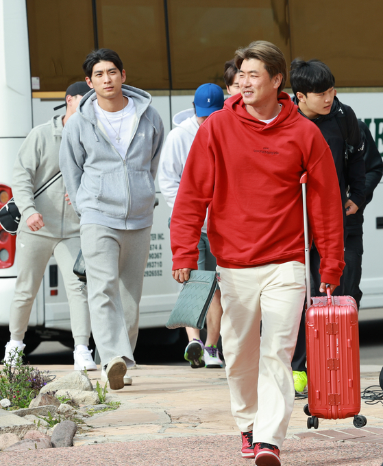 Pitcher Kim Kwang-hyun, right, and outfielder Lee Jung-hoo arrive at Westward Look Wyndham Grand Resort and Spa in Tucson, Arizona to join the Korean national team training for the 2023 World Baseball Classic. Korea will face Australia in Tokyo in their first game on March 9.  [YONHAP]