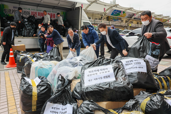 Merchants at Seomun Market in Daegu load donated relief goods including winter apparel, shoes, gloves and utensils worth 50 million won to help people in Turkey and Syria suffering from earthquake damages. The items will be transported to a warehouse designated by the Turkish Embassy in Seoul before being sent overseas. [YONHAP]