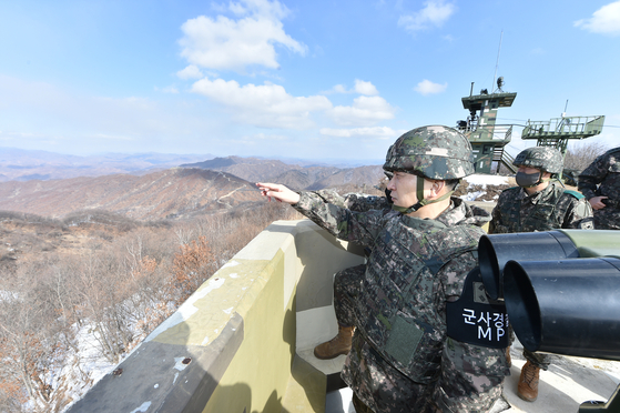 Joint Chiefs of Staff (JCS) Chairman General Kim Seung-kyum visits a border unit of the 15th Infantry Division in Hwacheon, about 90 kilometers northeast of Seoul, on Tuesday. [JCS]
