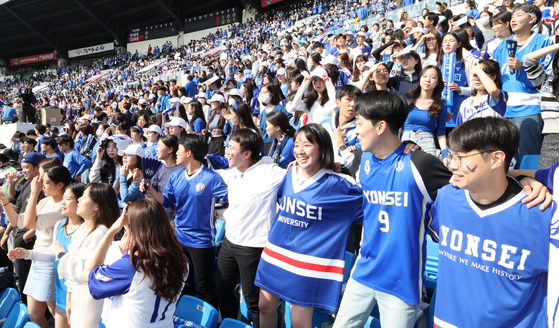 Yonsei University students cheer during the 2022 Korea-Yonsei Derby baseball game at Jamsil Baseball Stadium on October 27, 2022. [YONHAP]