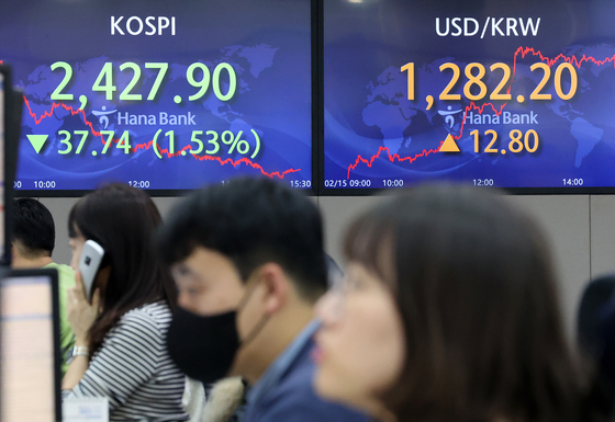 Electronic display boards at Hana Bank in central Seoul show the market on Wednesday. [NEWS1]