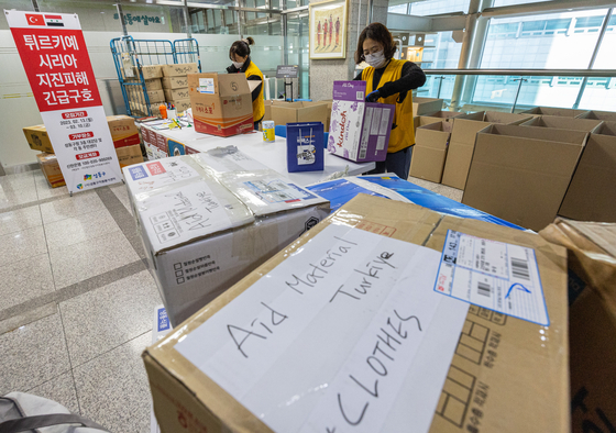 Volunteers prepare emergency relief kits to send to quake-ridden Turkey and Syria at Seongdong District Office in eastern Seoul on Wednesday. [YONHAP]