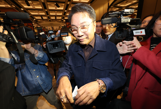 SM Entertainment founder Lee Soo-man speaks to reporters in at Grand Hyatt Seoul on Tuesday. [YONHAP]