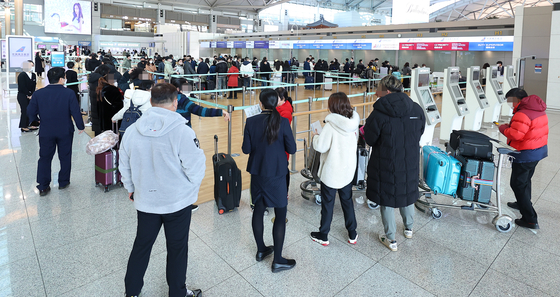 Travelers bound for China are waiting for boarding at Terminal 1 of Incheon International Airport Tuesday afternoon. [YONHAP]