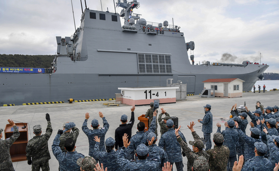 Sailors and marines wave as the Navy landing ship Ilchulbong sets sail from Jinhae Naval Base in South Gyeongsang on Wednesday afternoon. [YONHAP]