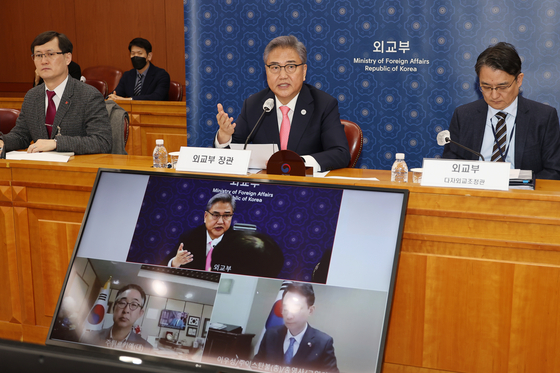 Foreign Minister Park Jin presides over an emergency relief meeting to support victims of the earthquake Wednesday afternoon at the government complex in central Seoul. [YONHAP]