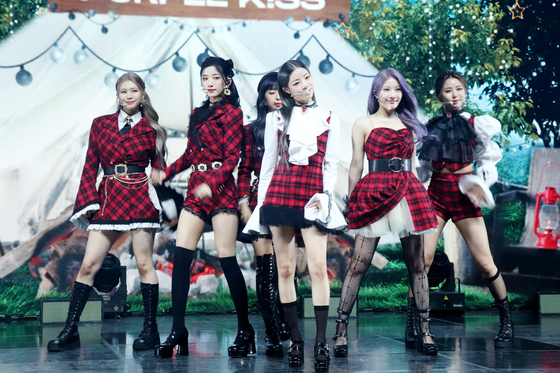 Girl group Purple Kiss performs at the showcase for its fifth EP,″Cabin Fever″ on Wednesday. [RBW]