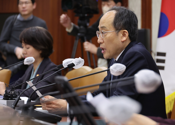 Finance Minister Choo Kyung-ho speaks during a meeting with economy-related ministers in Seoul on Thursday. [YONHAP]