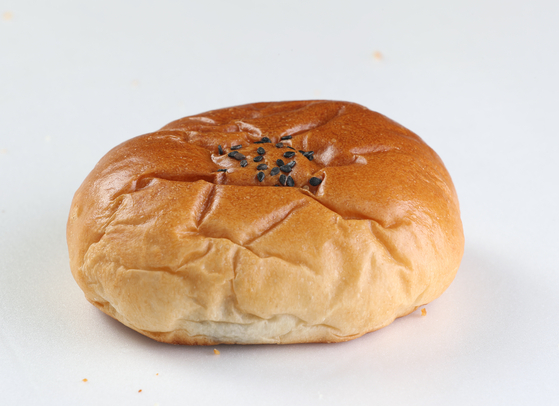 Danpatppang, which is sweet red bean bread, is a classic snack in Korea [JOONGANG ILBO]