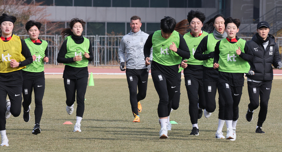 Korean women's national football team manager Colin Bell, center, trains with his team at Munsu World Cup Stadium in Ulsan on Feb. 7 ahead of the Arnold Clark Cup.  [JOONGANG ILBO]