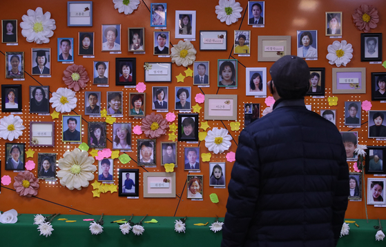 A person visits a memorial space for the Daegu subway fire, built at Jungangno Station in Daegu, on Thursday. Saturday marks the 20th year since the incident, in which an arsonist set fire to a train in Daegu on Feb. 18, 2003, causing 192 casualties and 151 injuries. [NEWS1] 