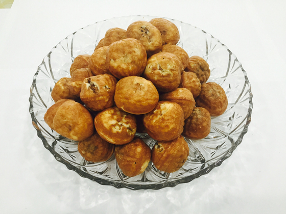 Hodugwaja is a walnut-shaped bread ball stuffed with red bean paste and pieces of crunchy walnut. [JOONGANG ILBO] 