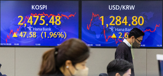 A screen in Hana Bank's trading room in central Seoul shows the Kospi closing at 2,475.48 points on Thusday, up 47.58 points, or 1.96 percent, from the previous trading day. [YONHAP]