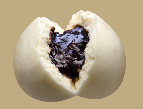 Hoppang, otherwise known as steamed bun, with red bean paste filling [JOONGANG ILBO]