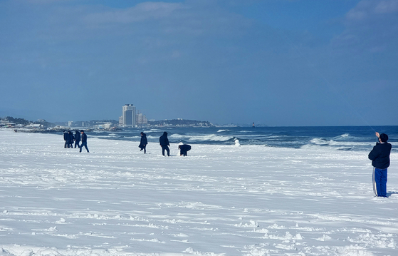 Gyeongpo Beach in Gangneung, Gagnwon, is piled with snow on Thursday due to snow that fell overnight. [YONHAP] 