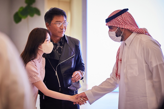 K-pop singer BoA shakes hands with Badr Bin Abdullah Bin Farhan Al Saud, the Saudi Arabian Minister of Culture, during his visit to SM Entertainment's headquarters in Seongsu-dong, eastern Seoul, on June 8. Standing behind the two is Lee Soo-man, founder of SM Entertainment. [SM ENTERTAINMENT]