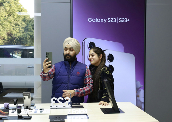 Local customers inspect Samsung Electronics' Galaxy S23 model at a Samsung Experience Store in Bengaluru, India. [SAMSUNG ELECTRONICS]
