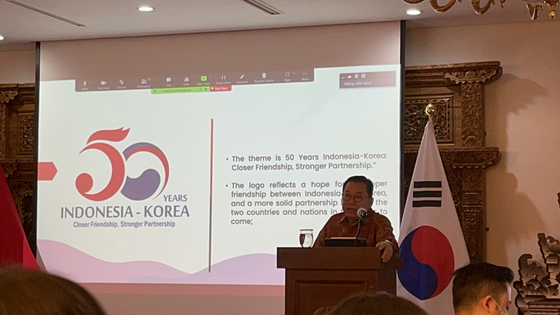  Indonesian Ambassador to Korea Gandi Sulistiyanto Soeherman holds a presentation during the 50th anniversary of diplomatic relationship between the two countries held at the Indonesian Embassy in Seoul on Friday. [LEE HO-JEONG]