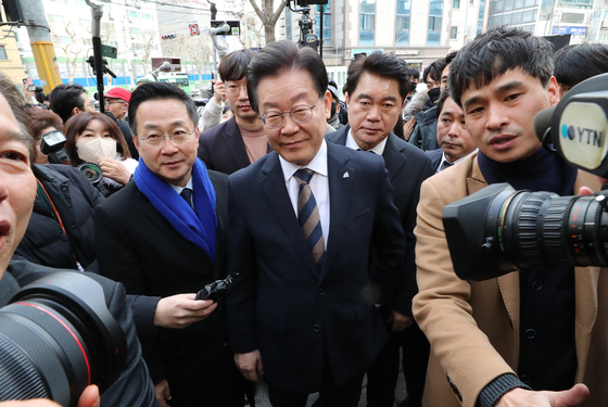 Democratic Party (DP) chief Lee Jae-myung visits Gwanak District in southern Seoul on Thursday. Prosecutors requested an arrest warrant for him over allegations of corruption and bribery on the same day. [YONHAP] 