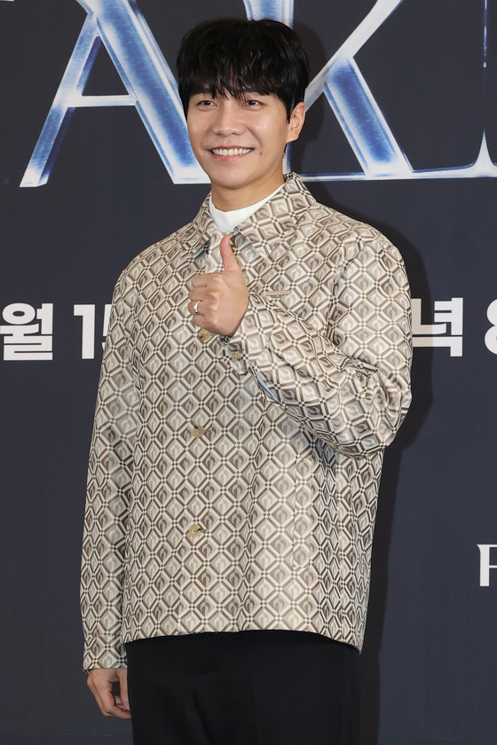 Singer and actor Lee Seung-gi poses during a press conference for the variety show "Peak Time" on Feb. 15. Lee recently announced his engagement to actor Lee Da-in and was shown on this day donning a ring on his ring finger. [YONHAP]