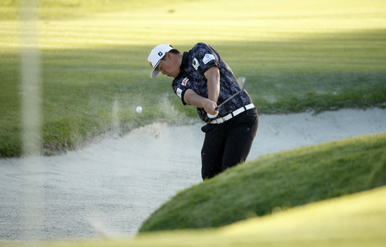 Im Sung-jae plays a shot from a bunker on the 17th hole during the second round of the The Genesis Invitational at Riviera Country Club in Pacific Palisades, California on Friday.  [GETTY IMAGES]