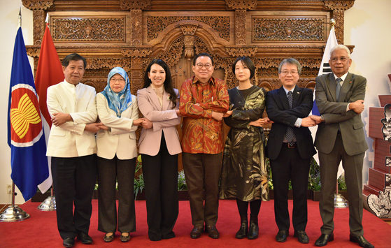 Ambassadors of Asean nations in Korea and the director general for Asean at the Korean Foreign Ministry pose together at the press event hosted by the Indonesian Embassy in Seoul on Friday. [EMBASSY OF INDONESIA IN KOREA]
