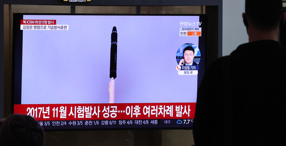 A news on a TV at Seoul Station on Sunday reports on the ICBM missile test by North Korea on Saturday. [YONHAP]