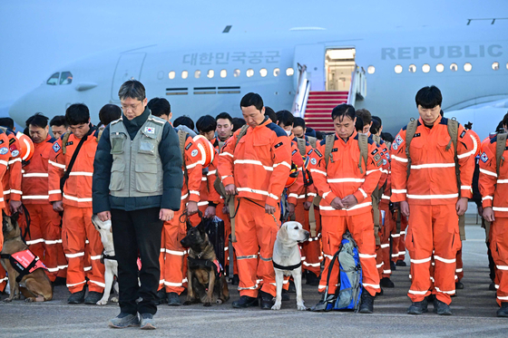 The first round of rescue personnel of the Korea Disaster Relief Team (KDRT) hold a moment of silence for the victims of the devastating earthquake that hit Turkey earlier this month after arriving at Seoul Air Base in Seongnam, Gyeonggi, on Saturday. [FOREIGN MINISTRY]