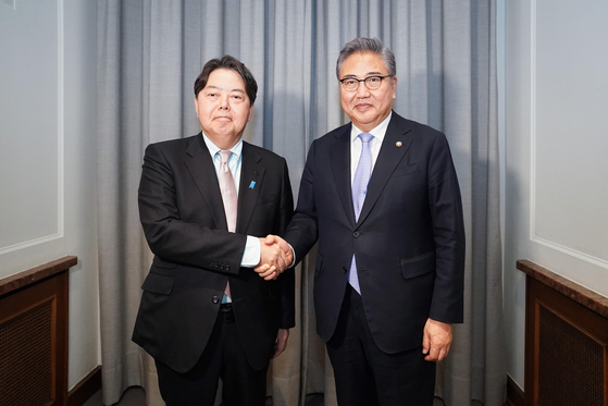 Foreign Minister Park Jin, right, shakes hands with Japanese Foreign Minister Yoshimasa Hayashi during their meeting on the sidelines of the Munich Security Conference in Germany on Saturday. [YONHAP] 