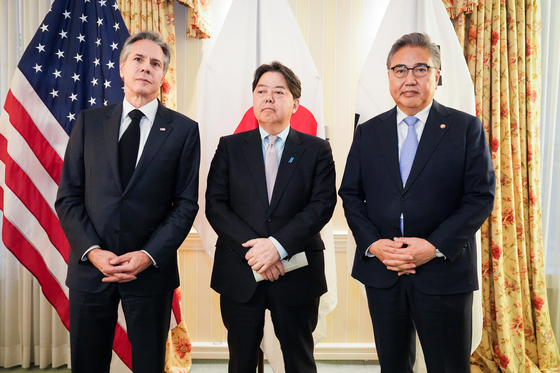 From right, Foreign Minister Park Jin, Japanese Foreign Minister Yoshimasa Hayashi and U.S. Secretary of State Antony Blinken during their meeting on the sidelines of the Munich Security Conference in Germany on Saturday. [YONHAP] 