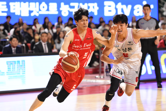 Kim Sun-hyung of Anyang KGC, left, dribbles during a KBL game against the Seoul SK Knights at Jamsil Students’ Gymnasium in Songpa District, southern Seoul on Sunday. [YONHAP]