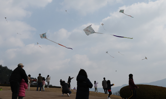 Busan citizens fly kites as a prayer for overcoming Covid-19 in Dongrae District, Busan, on Sunday. [JOONGANG ILBO]
