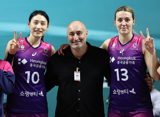 Incheon Heungkuk Life Pink Spiders' head coach Marcello Abbondanza, center, poses for a photo with Kim Yeon-koung, left, and Jelena Mladjenovic at Jangchung Arena in Jung District, central Seoul on Sunday. [YONHAP] 