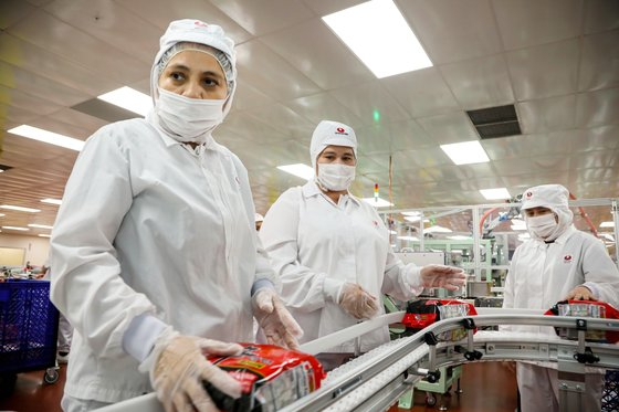 Workers are checking Nongshim’s Shin Ramyun products at a factory in the United States. [NONGSHIM]