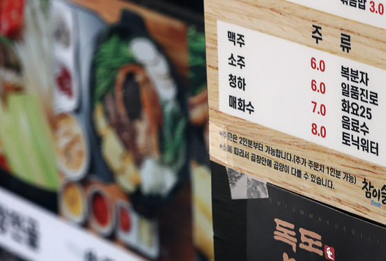 Soju and beer are sold for 6,000 won per bottle in a restaurant in Seoul on Monday. [YONHAP]