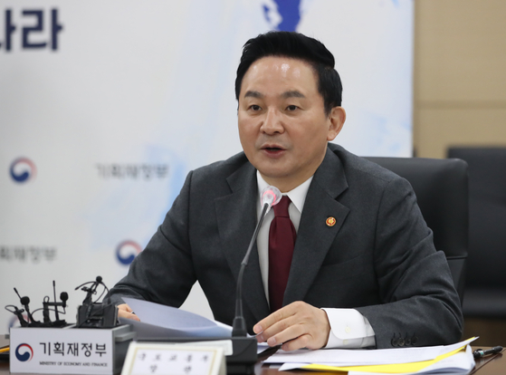 Land and Transport Minister Won Hee-ryong speaks during a meeting of economy-related ministers at the government complex in Sejong on Monday. [NEWS1]