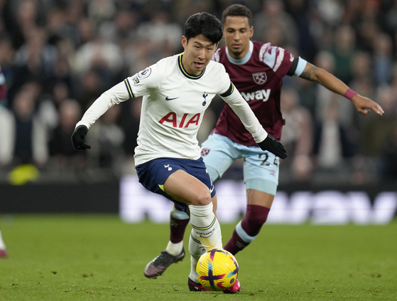 Tottenham's Son Heung-min in action against West Ham at Tottenham Hotspur stadium in London on Sunday.  [AP/YONHAP]