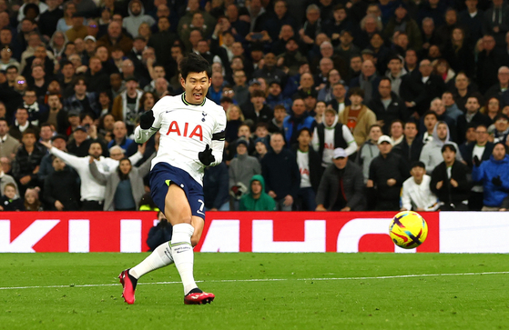 Tottenham Hotspur's Son Heung-min scores against West Ham during a Premier League game at Tottenham Hotspur Stadium in London on Sunday.  [REUTERS/YONHAP]