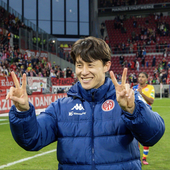 Mainz midfielder Lee Jae-sung poses for the camera in a photo uploaded to the club's official Twitter page last week.  [SCREEN CAPTURE]