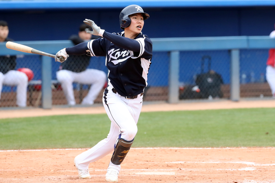 Kim Hye-seong of Korea hits an RBI triple at the top of the fifth inning of a practice game between the national team and the Kia Tigers at the Kino Sports Complex in Tucson, Arizona on Sunday. Korea won 12-6 in their second straight practice game after beating the NC Dinos 8-2 last week.  [NEWS1]