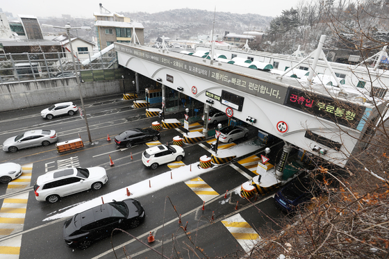 Cars pass through the toll gate before entering Namsan Tunnel No. 1 in the direction of southern Seoul on Jan. 26. [NEWS1] 