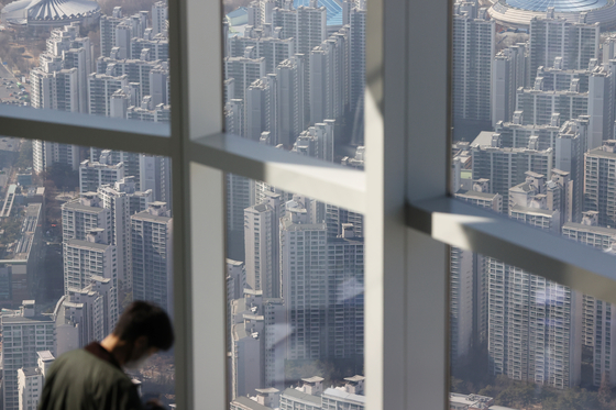 A view of the Seoul apartment from Lotte World Tower observatory in southern Seoul Sunday. [YONHAP]