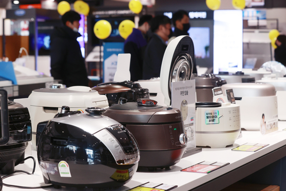 Electric rice cookers are displayed at an appliances store in Yongsan, central Seoul, on Monday. The rise in the cost of eating out is leading consumers to purchase kitchen appliances. The number of electric rice cookers sold between Feb. 1 and 14 was 28 percent higher than that of the two previous weeks, and for electric ovens, the jump was 97 percent, according to the appliance seller Electro Mart on Monday. [YONHAP]