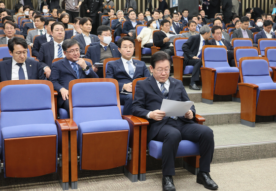 Democratic Party leader Lee Jae-myung at a DP meeting held at the National Assembly on Tuesday. The prosecutors' arrest warrant motion against Lee was submitted to the National Assembly. [YONHAP]