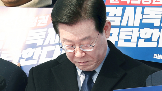 Democratic Party (DP) leader Lee Jae-myung attends the rally denouncing prosecutors with other DP lawmakers on Feb. 17. [JOONGANG ILBO]