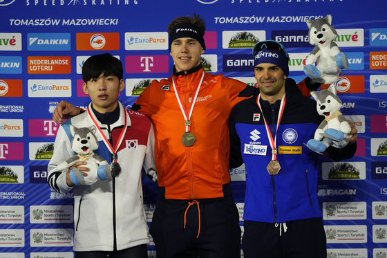 From left: Silver medalist Chung Jae-won of Korea, gold medalist Bart Hoolwerf of the Netherlands and bronze medalist Andrea Giovannini of Italy pose for a photo after the men's mass start final at the ISU Speed Skating World Cup in Tomaszow Mazowiecki, Poland on Sunday. [AP/YONHAP]