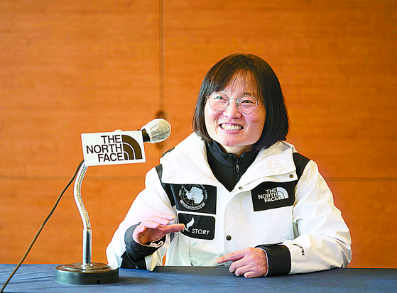 Mountaineer Kim Young-mi talks to reporters during a press event on Feb. 14.  [JOONGANG ILBO]