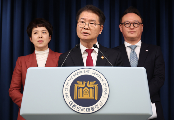 Employment and Labor Minister Lee Jung-sik announces government actions against labor unions that refuse to disclose their accounting books at the Yongsan president’s office on Monday. [YONHAP]