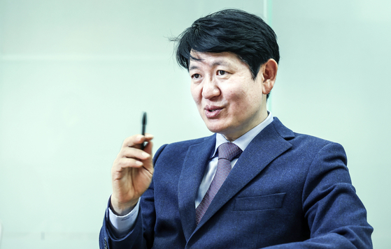 Kang Sung-boo, CEO of KCGI, speaks during an interview with the JoongAng Ilbo on Jan. 30 in his office in Yeouido, western Seoul. [KIM SUNG-RYONG]
